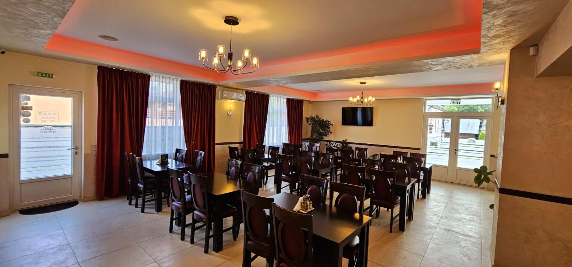Pensiune Restaurant Pizzerie 2 Pauni Borşa Extérieur photo